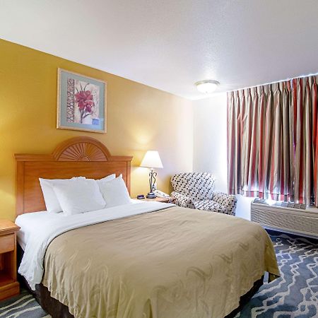 Quality Inn Huron Екстериор снимка