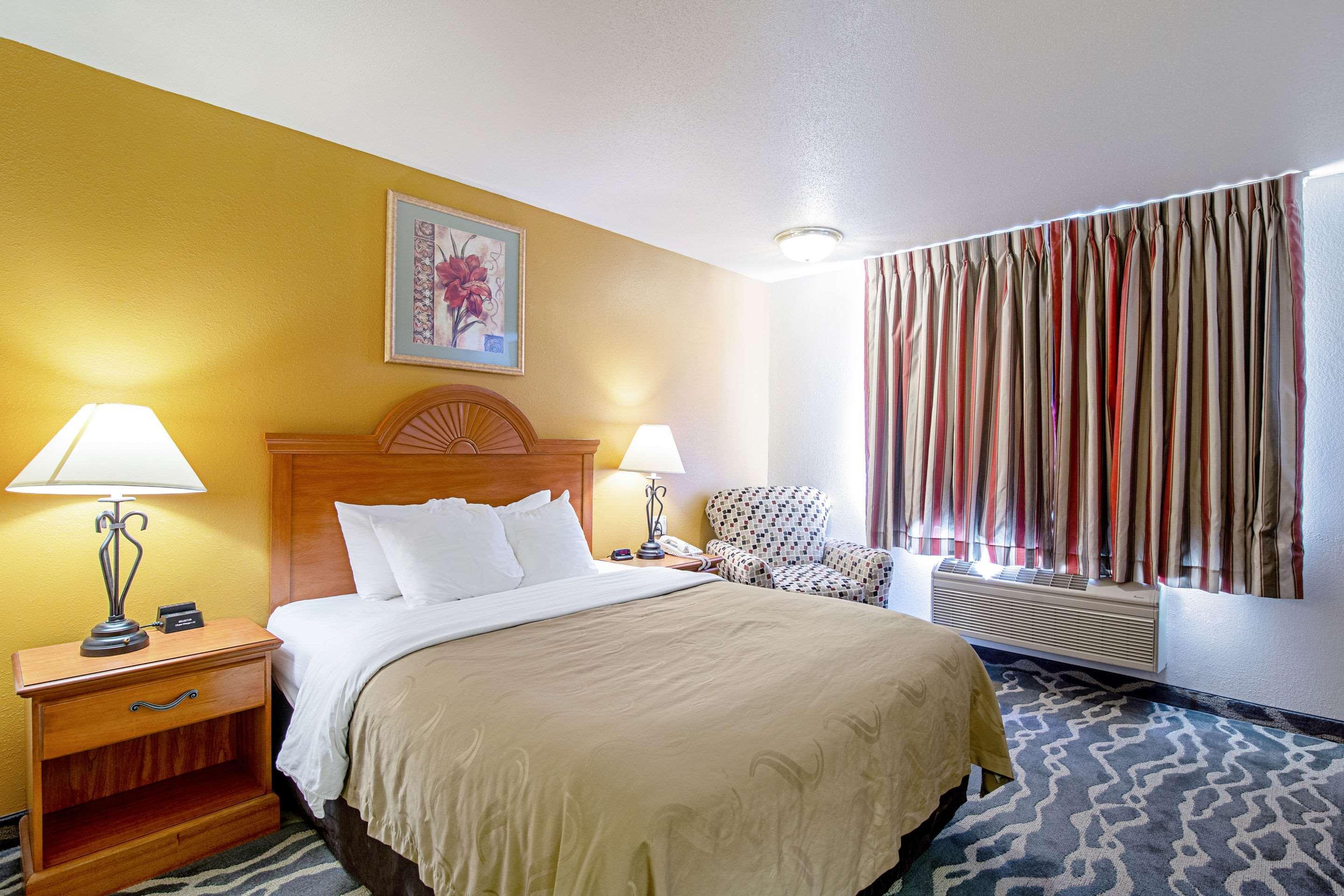 Quality Inn Huron Екстериор снимка