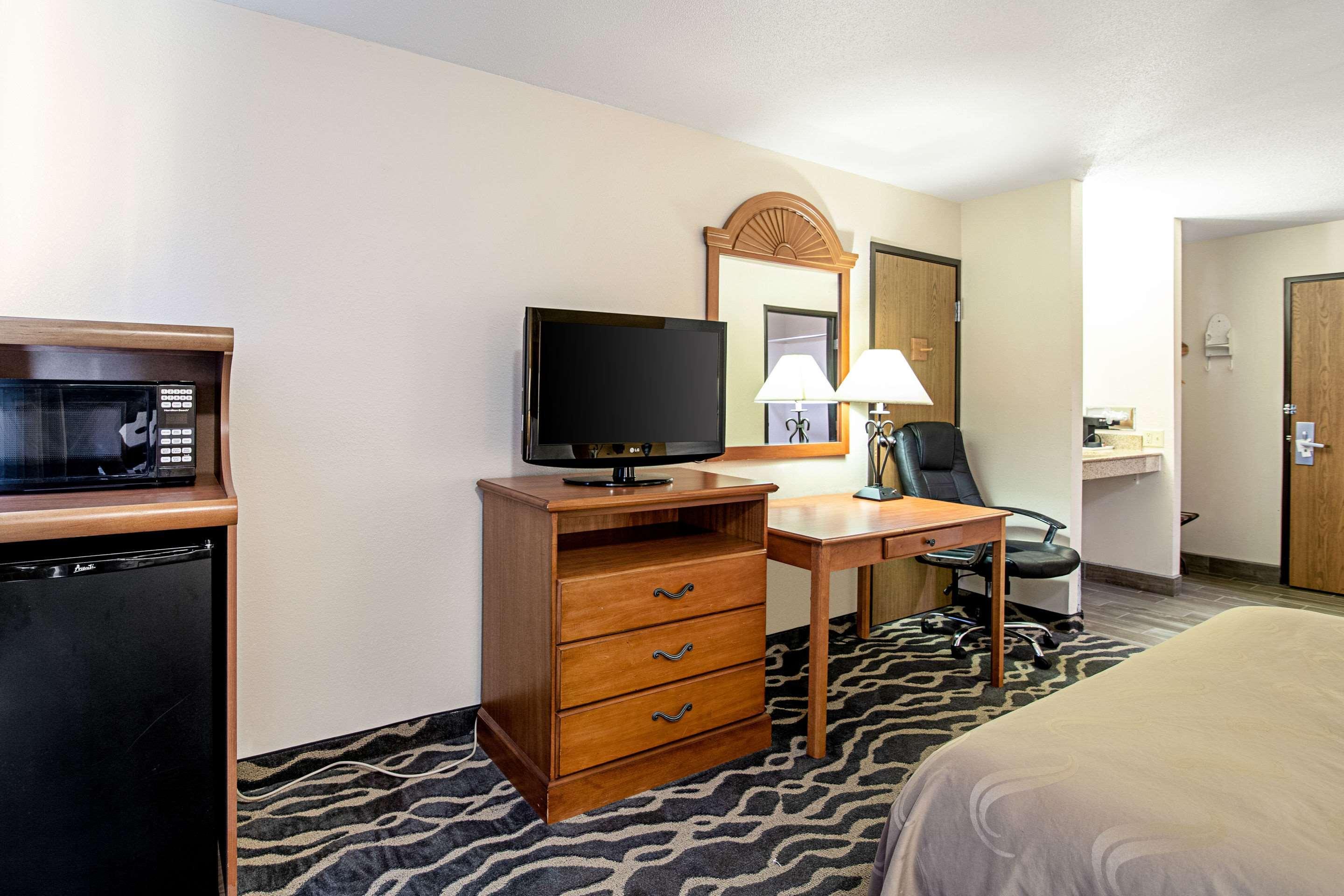 Quality Inn Huron Екстериор снимка