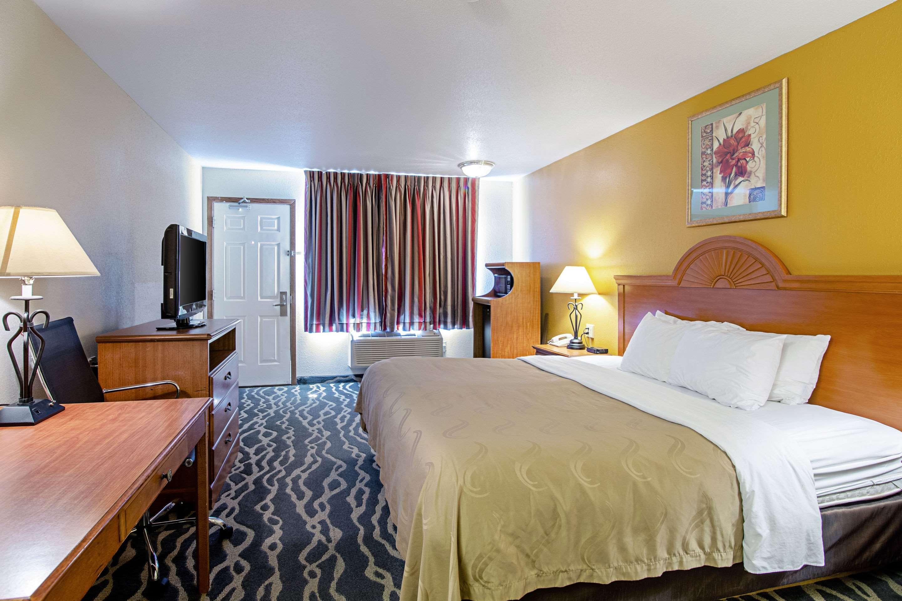Quality Inn Huron Екстериор снимка