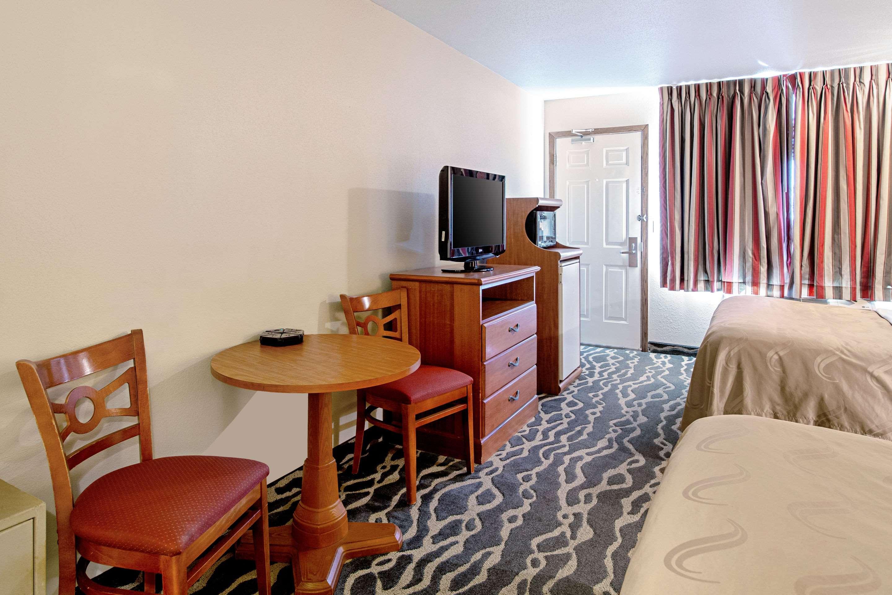 Quality Inn Huron Екстериор снимка