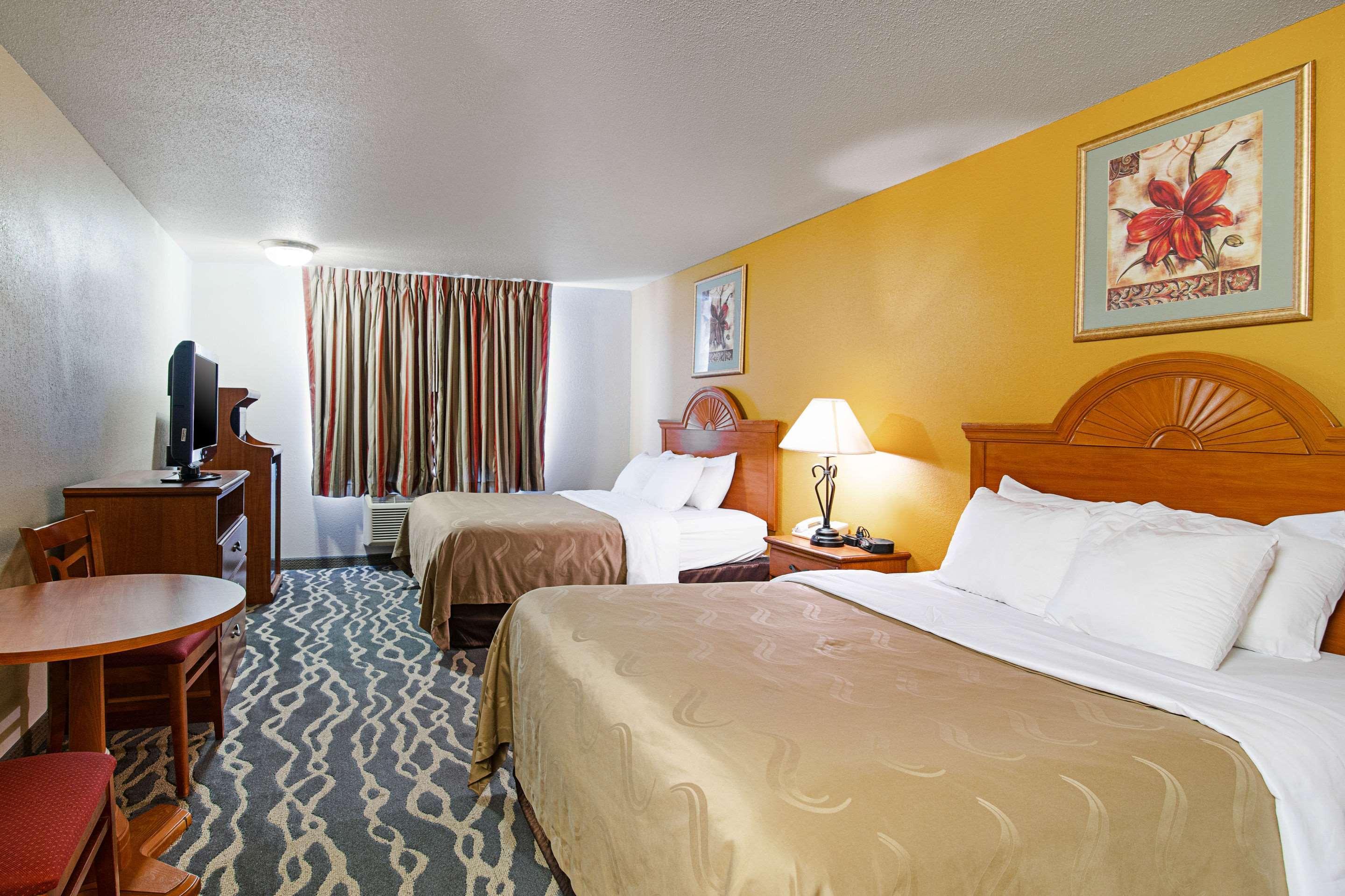 Quality Inn Huron Екстериор снимка