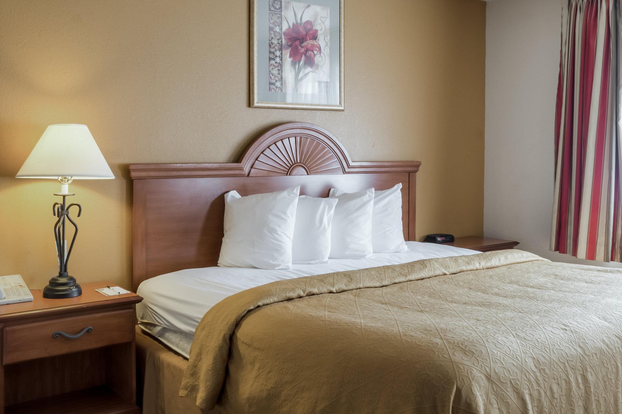 Quality Inn Huron Екстериор снимка