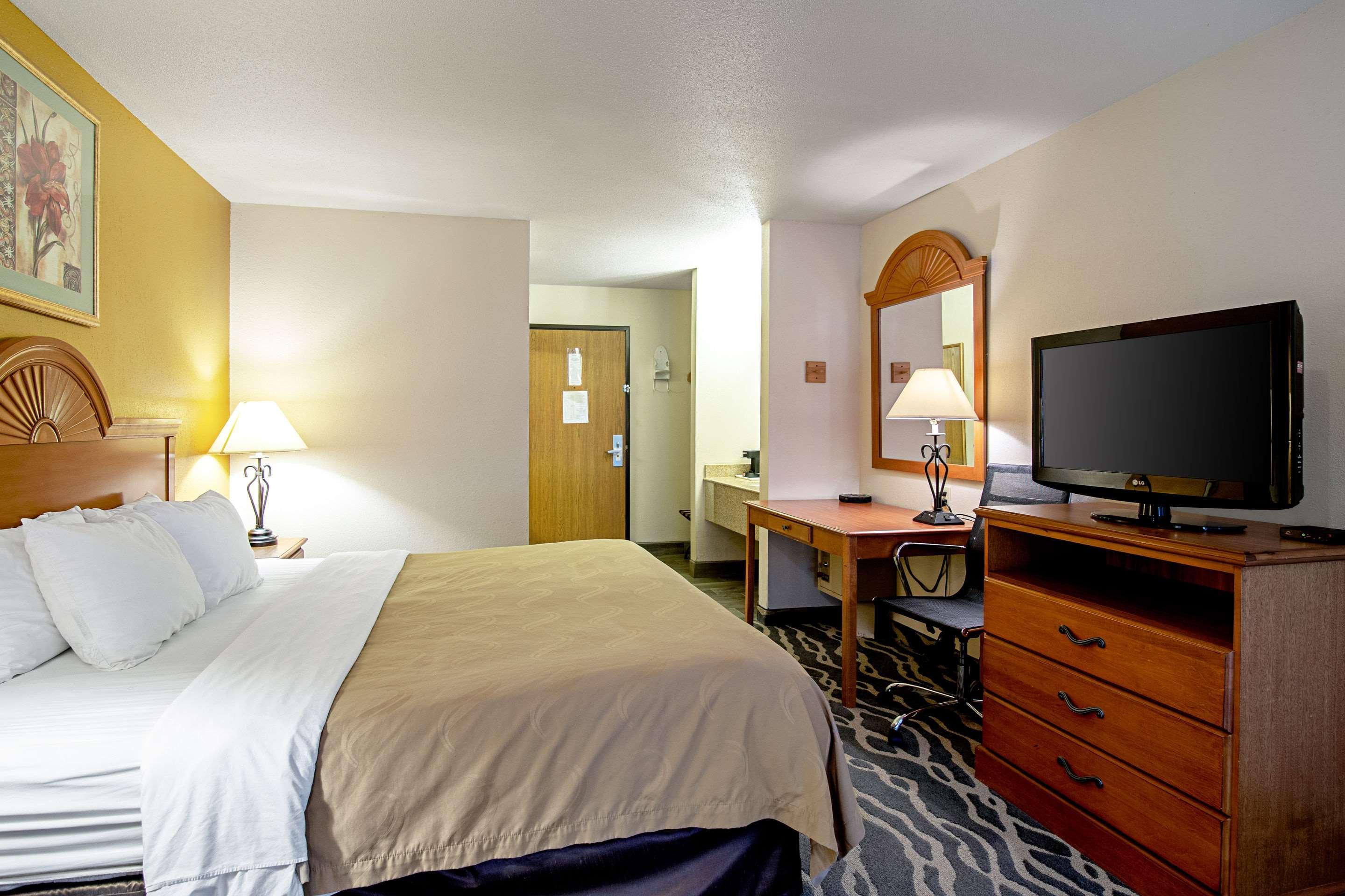 Quality Inn Huron Екстериор снимка