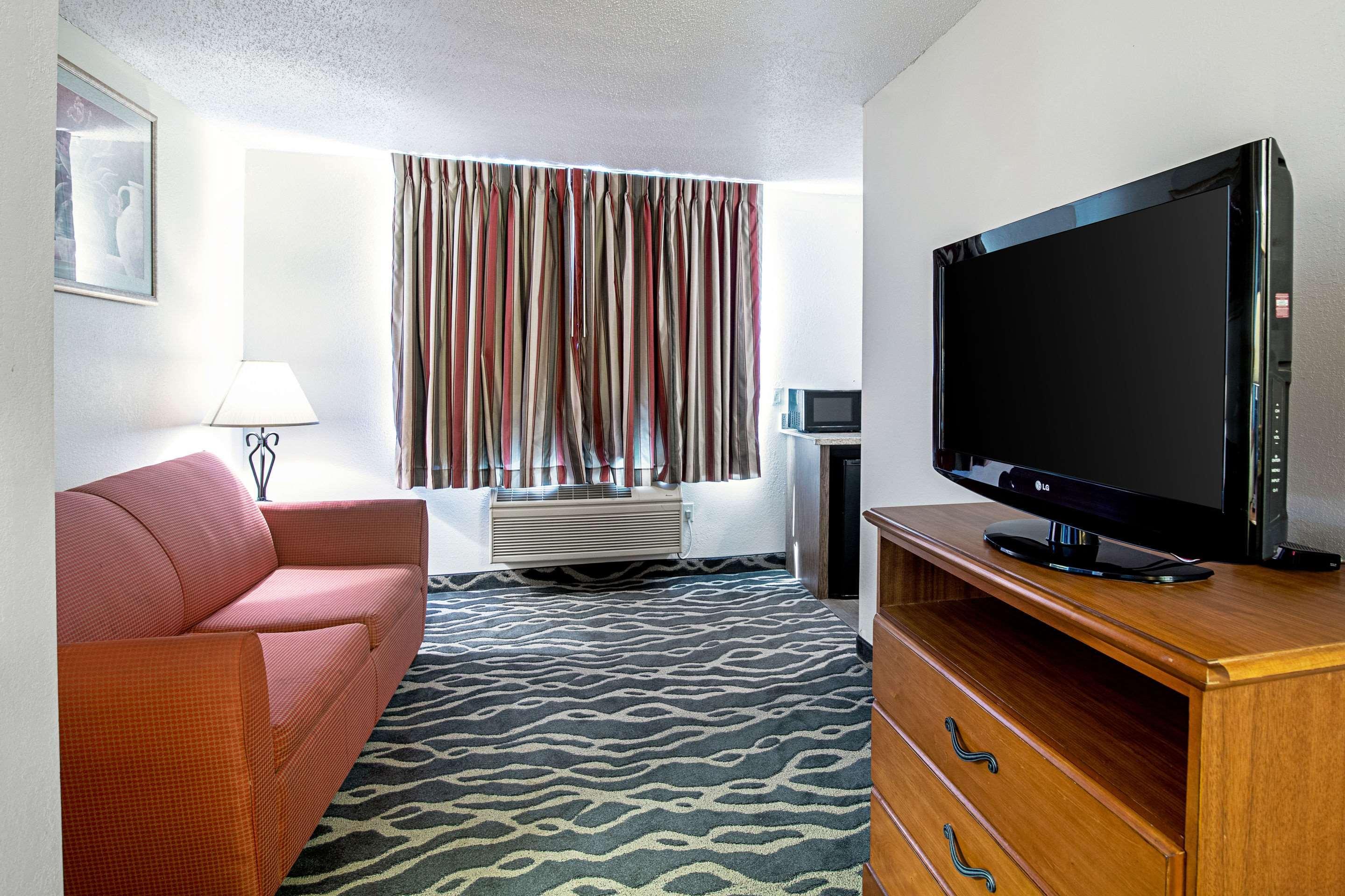 Quality Inn Huron Екстериор снимка