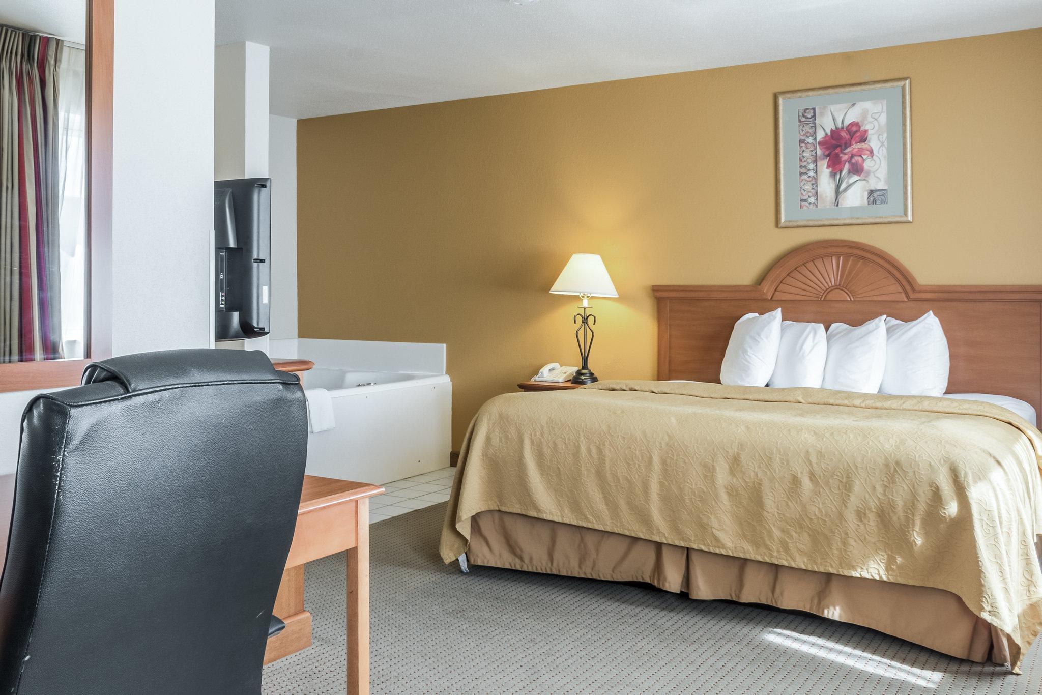 Quality Inn Huron Екстериор снимка