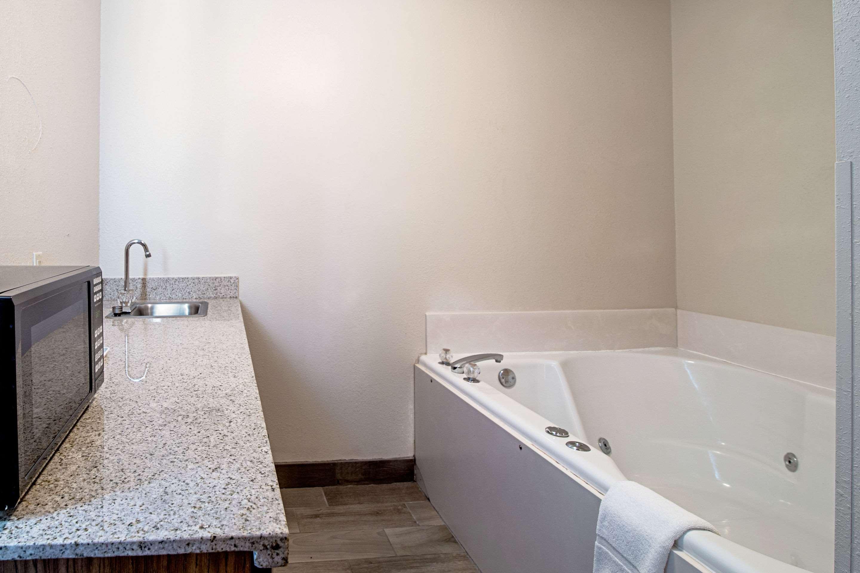 Quality Inn Huron Екстериор снимка