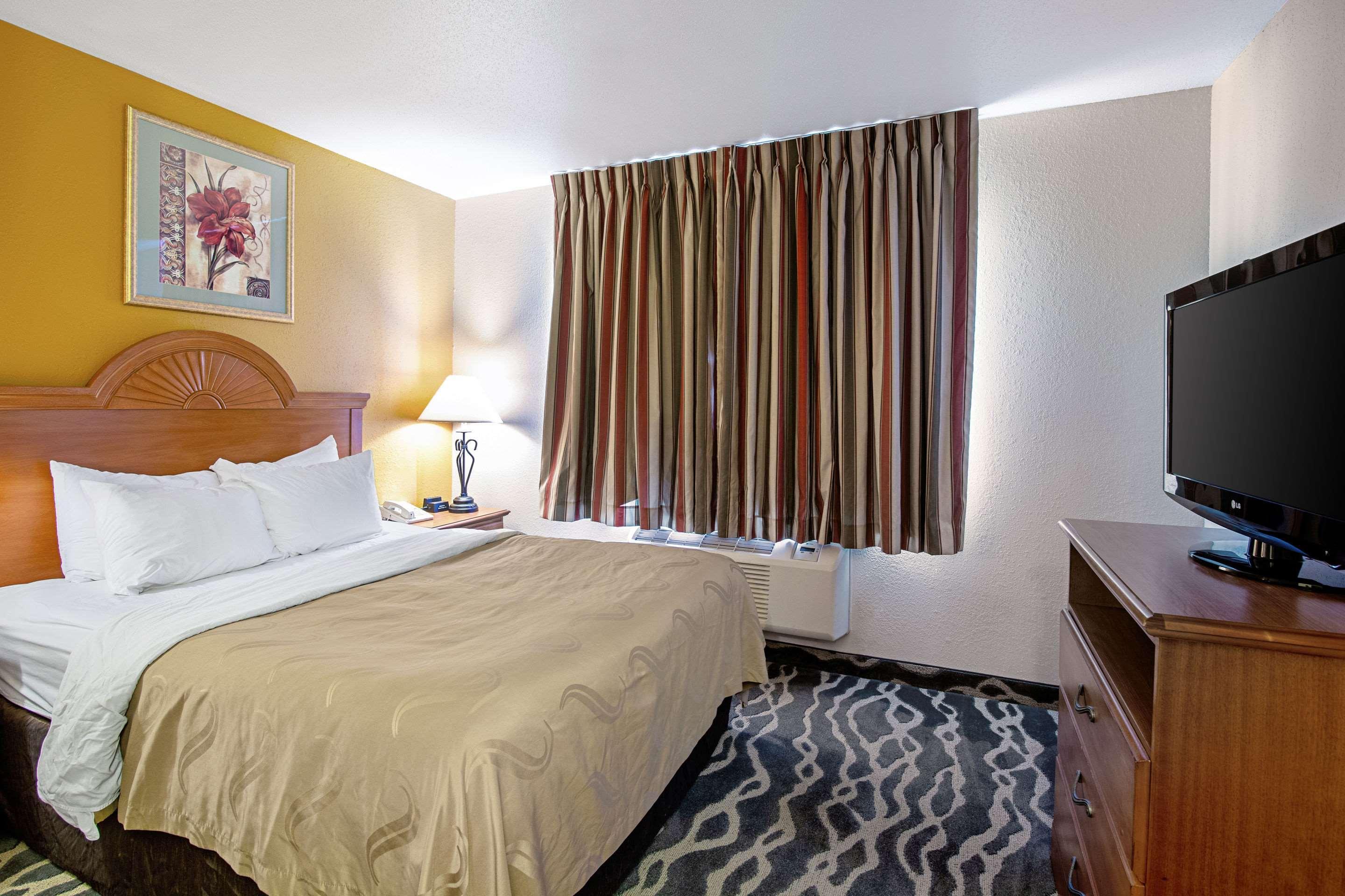 Quality Inn Huron Екстериор снимка