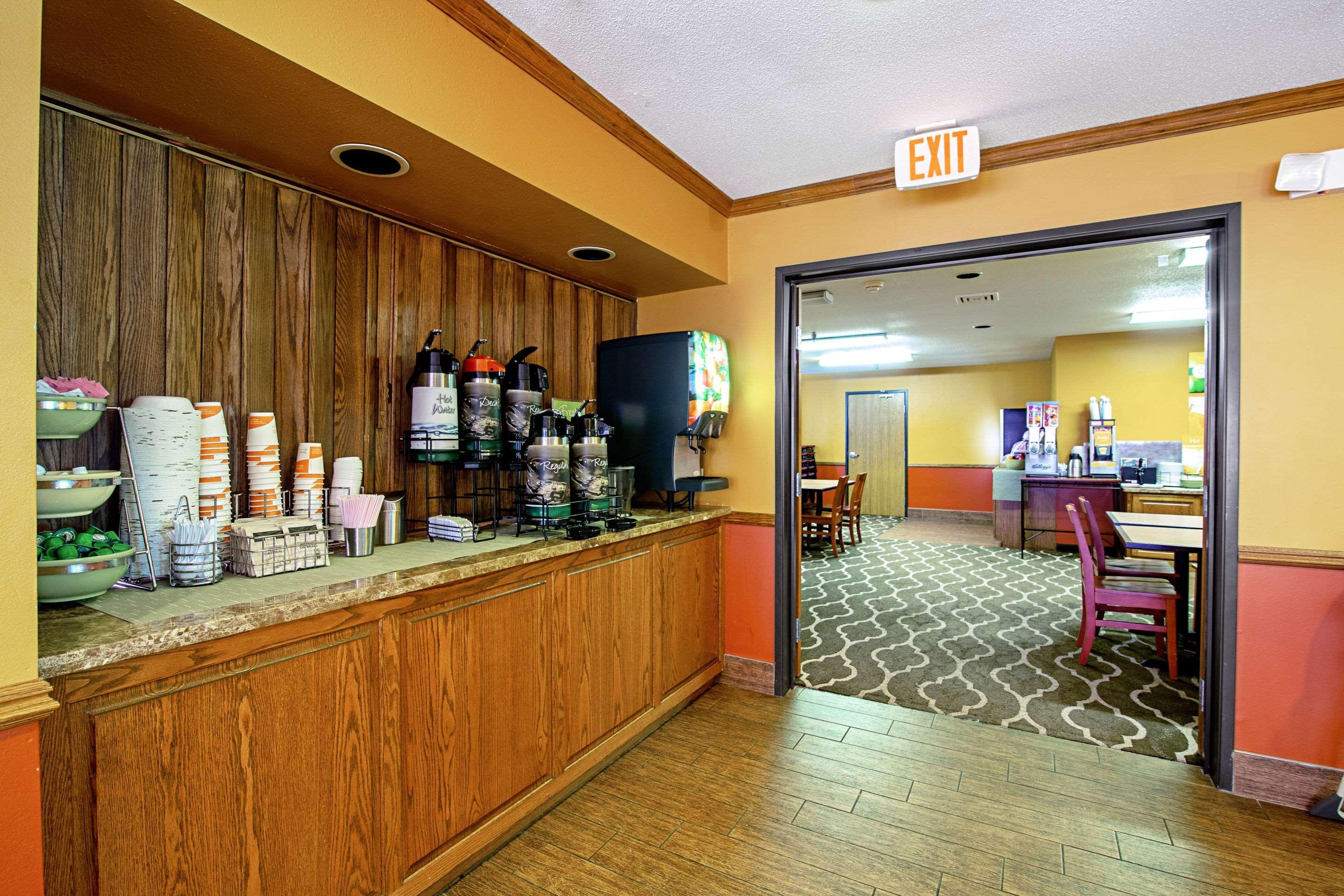 Quality Inn Huron Екстериор снимка