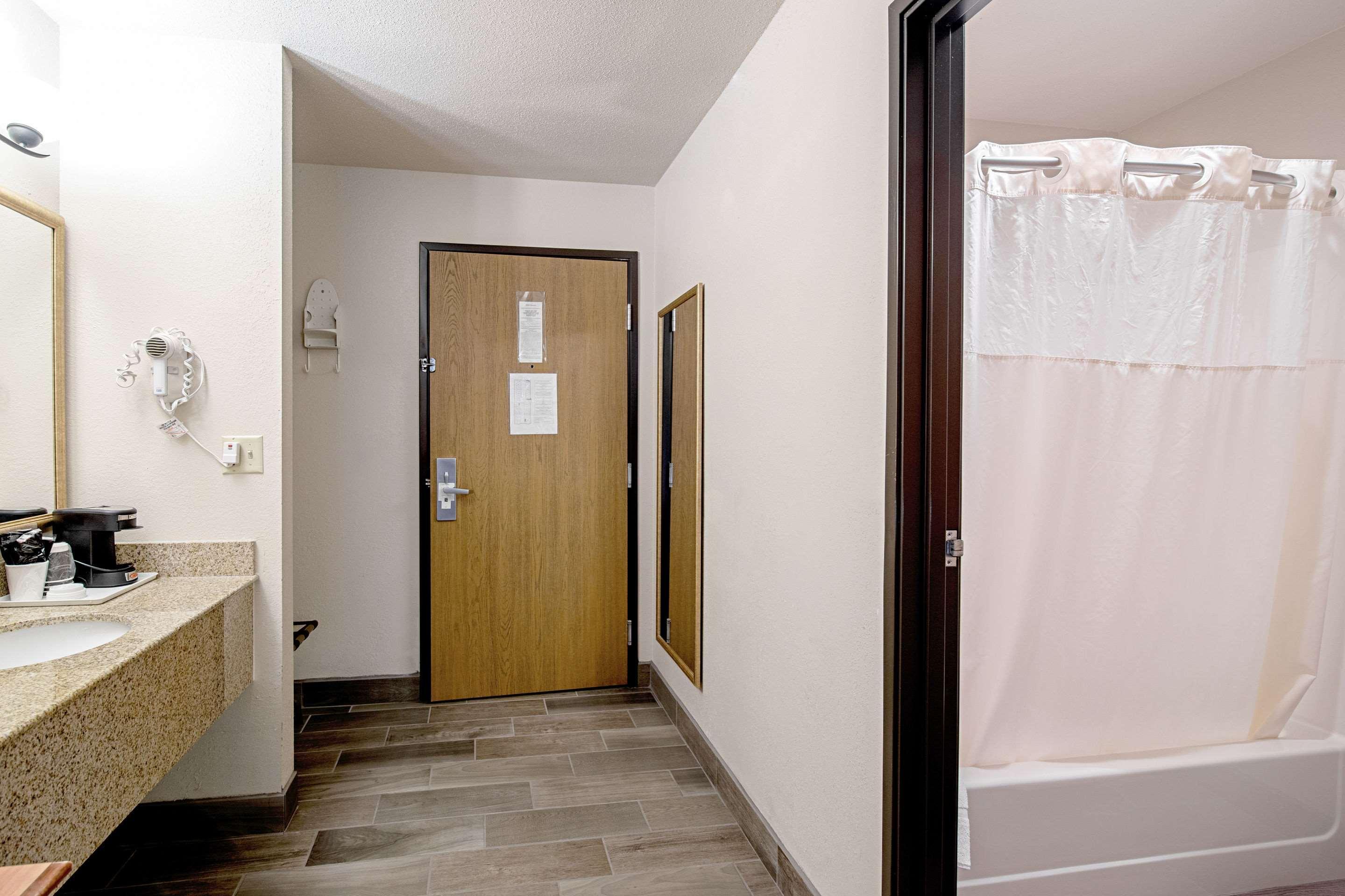 Quality Inn Huron Екстериор снимка