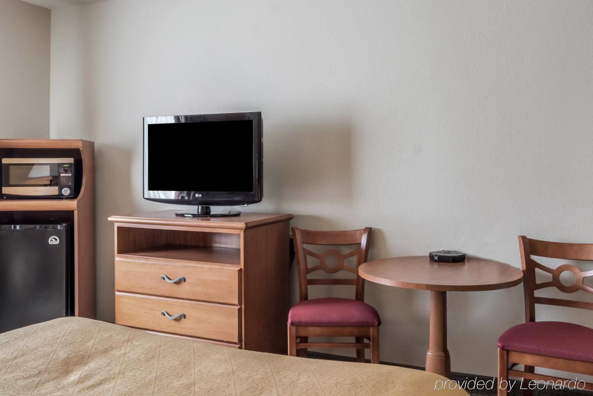 Quality Inn Huron Екстериор снимка