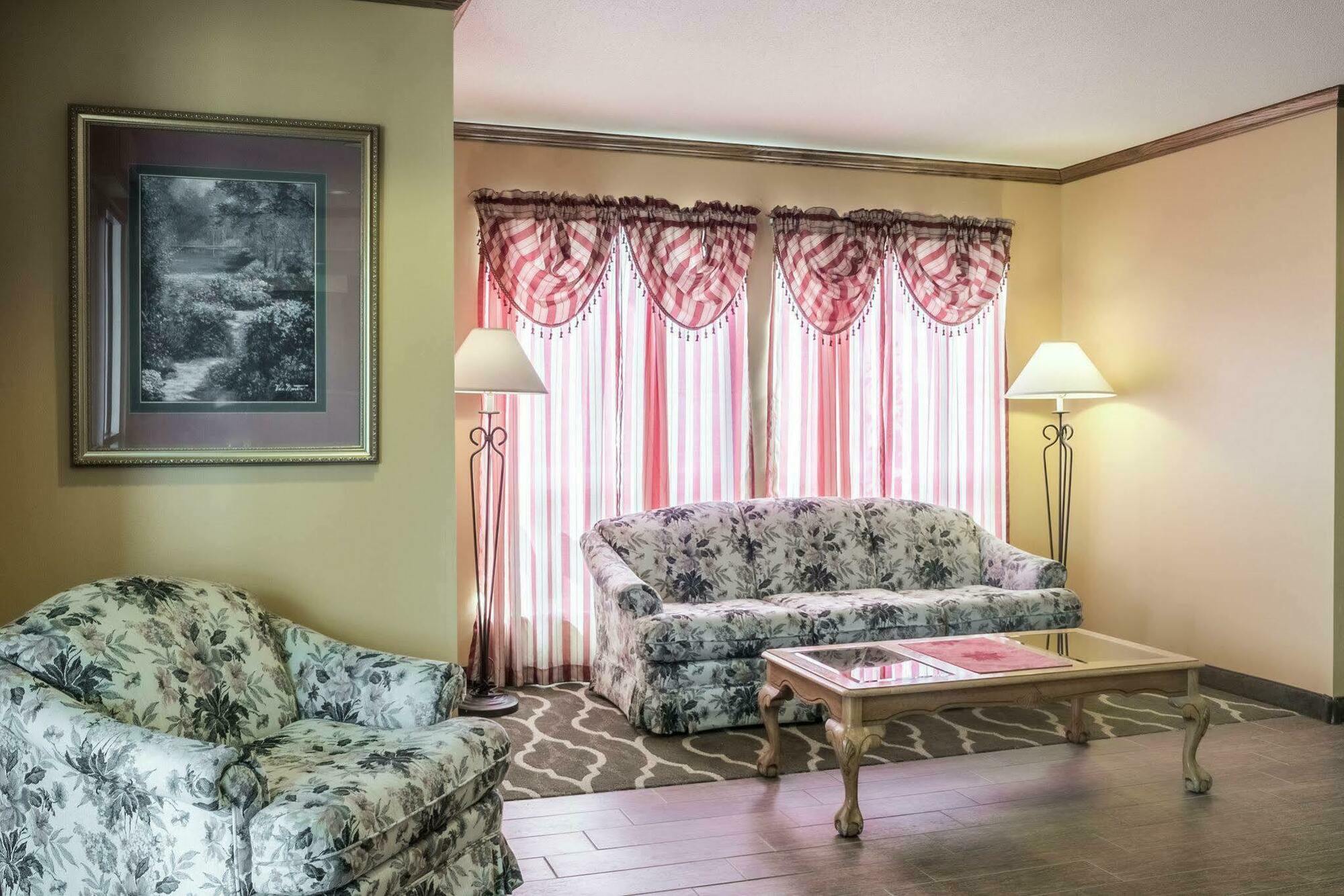 Quality Inn Huron Екстериор снимка