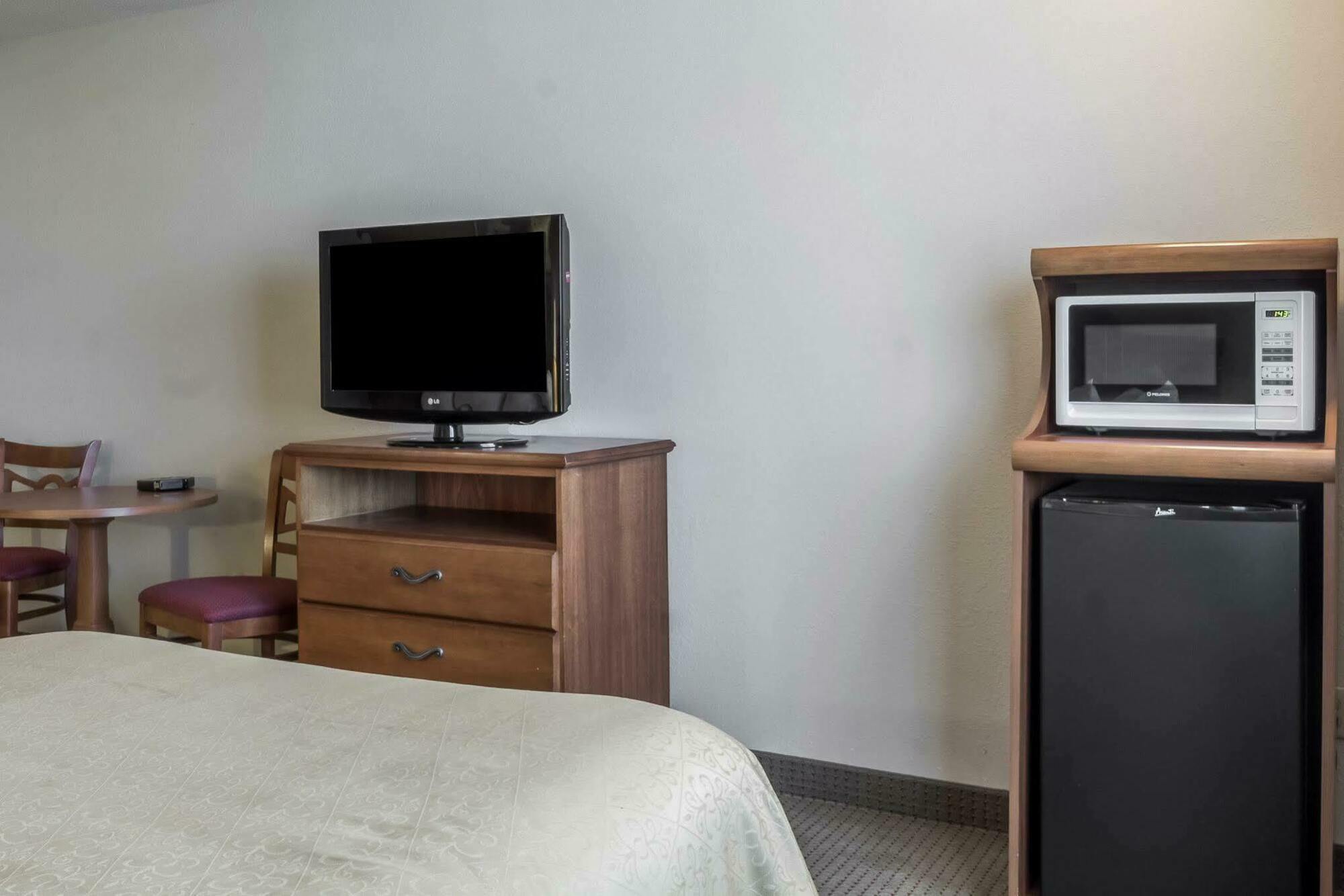 Quality Inn Huron Екстериор снимка