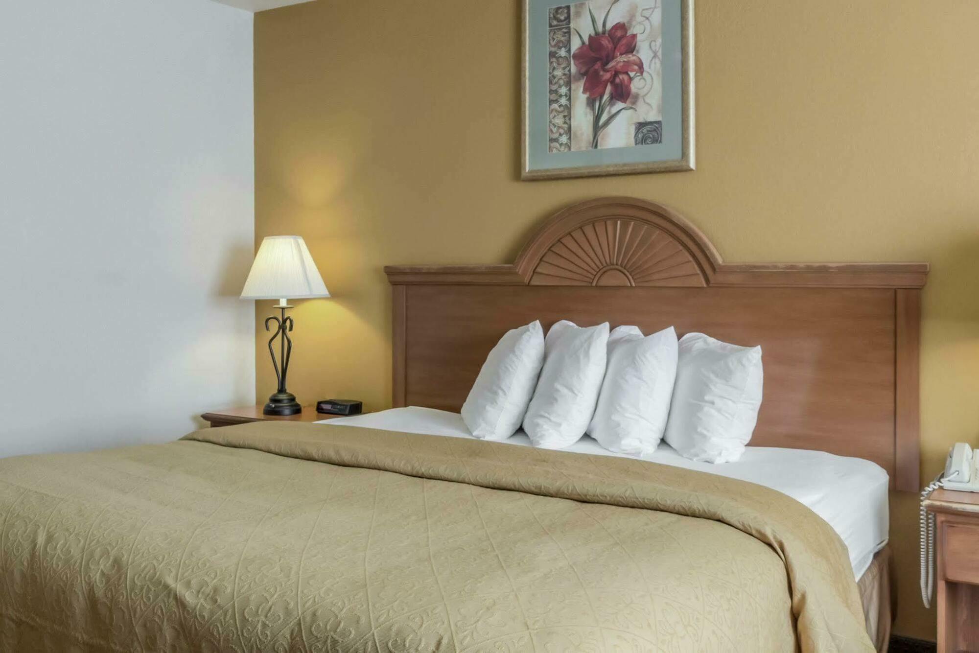 Quality Inn Huron Екстериор снимка