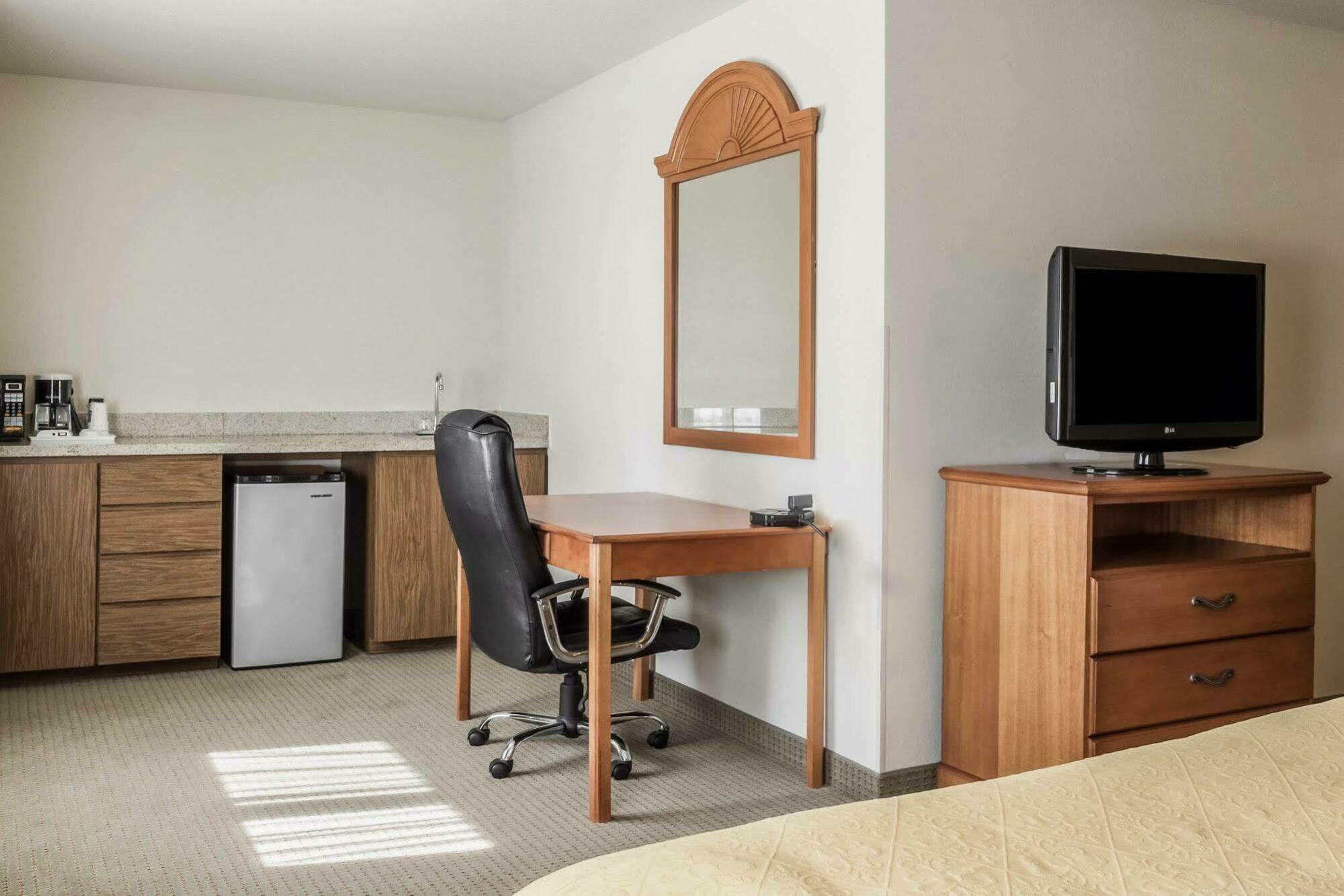 Quality Inn Huron Екстериор снимка
