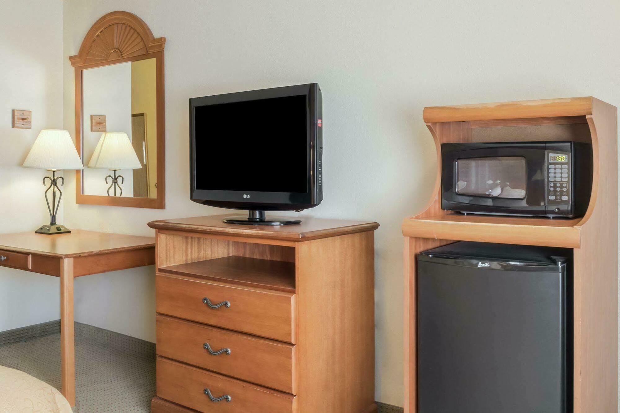 Quality Inn Huron Екстериор снимка