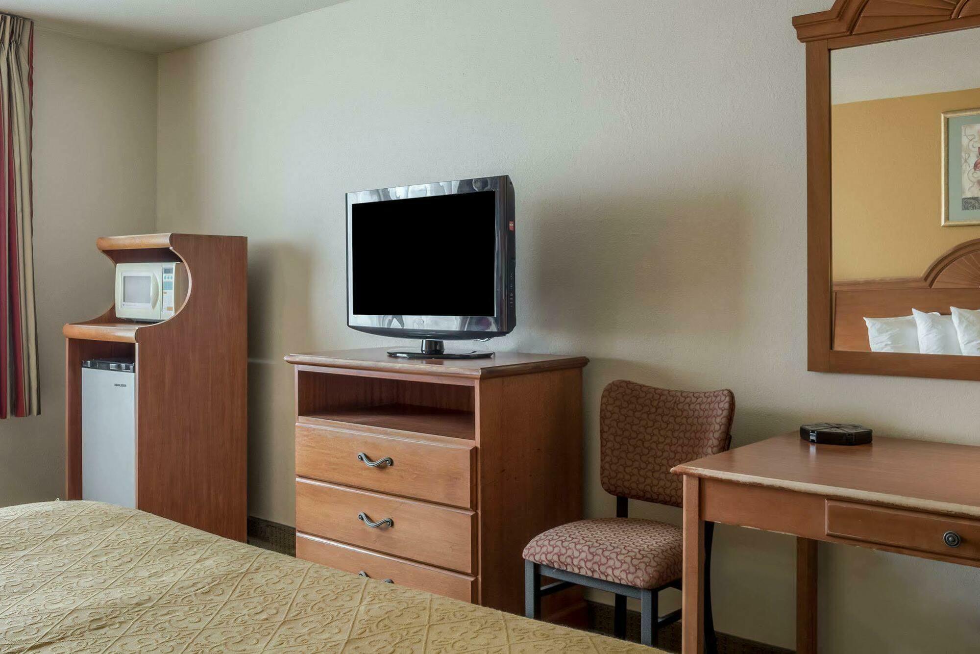 Quality Inn Huron Екстериор снимка